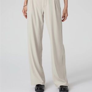 NWT. Vuori Women's Villa Trouser - Short